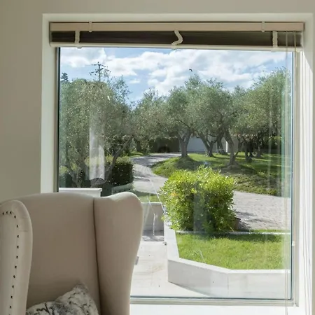 Mandara 8&2, Emma فيلة *