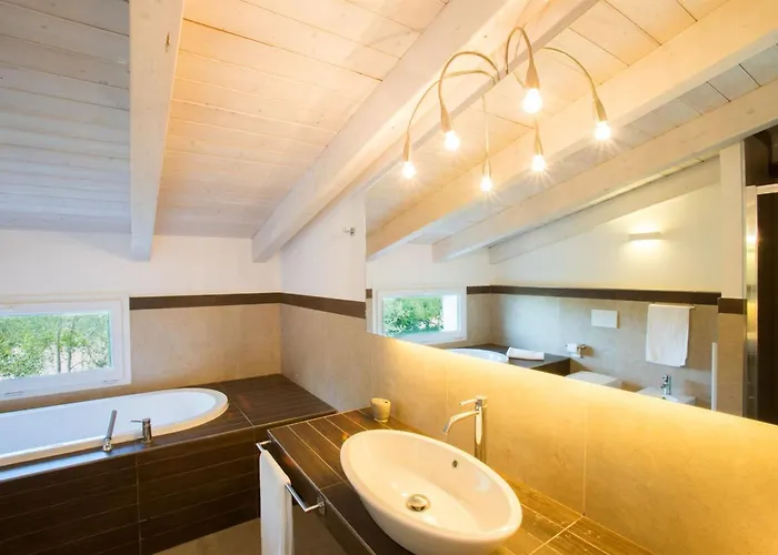 Mandara 8&2, Emma Villa