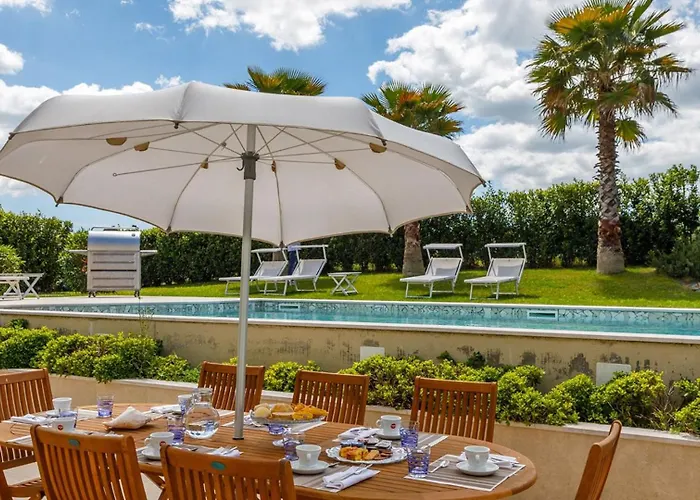 Mandara 8&2, Emma Villa *