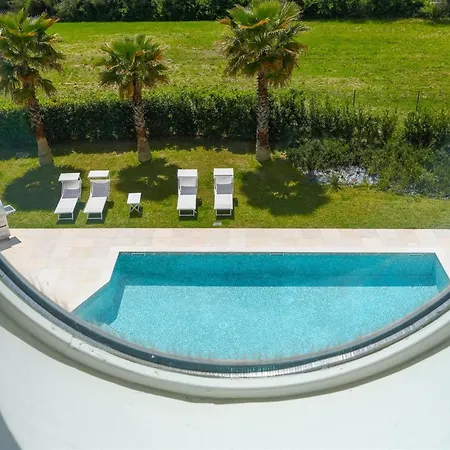 Mandara 8&2, Emma Villa *