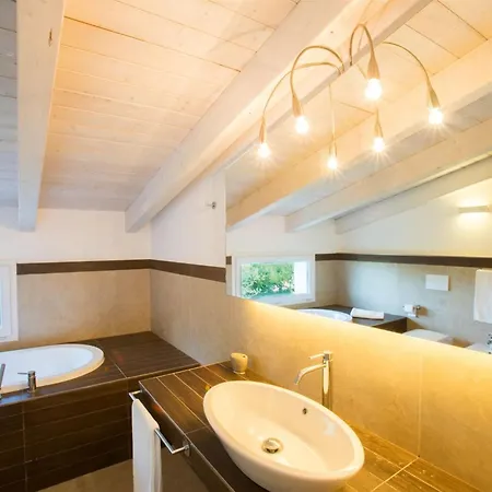 Mandara 8&2, Emma Вилла