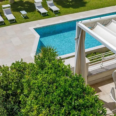 Mandara 8&2, Emma Villa