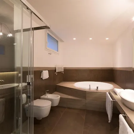 Mandara 8&2, Emma Villa