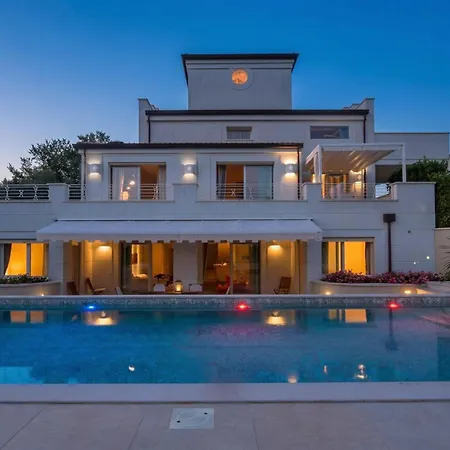 Mandara 8&2, Emma Villa