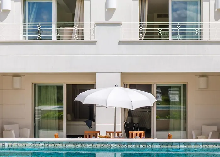 Mandara 8&2, Emma Βίλα *