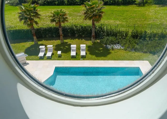 Mandara 8&2, Emma Villa *